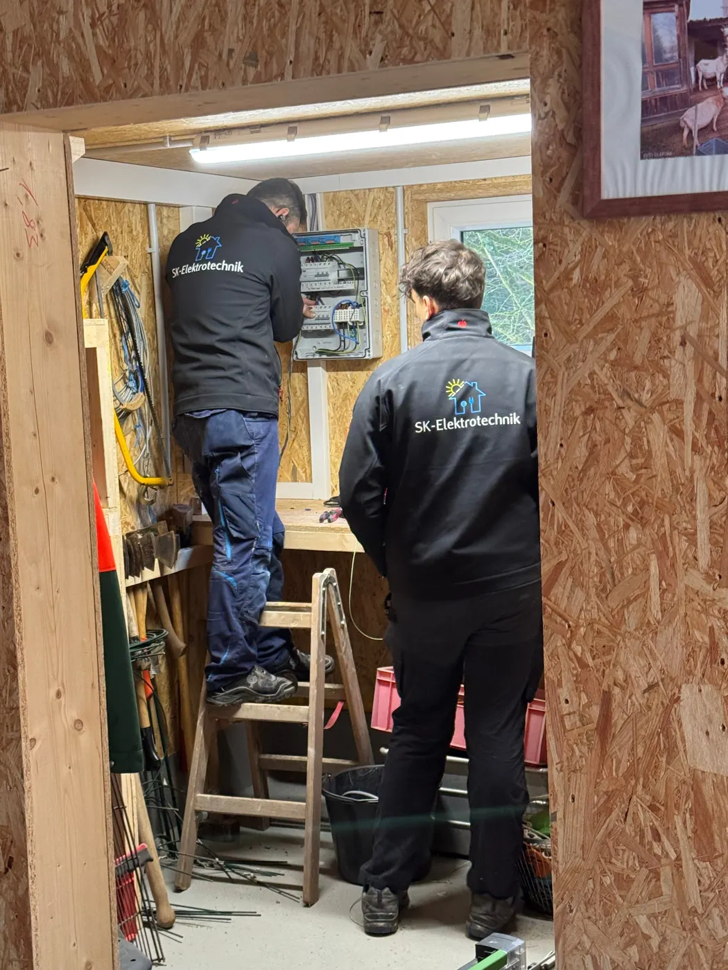 Zwei Monteure von SK-Elektrotechnik arbeiten an einem Zählerschrank